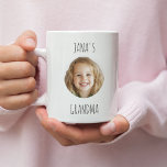 Taza De Café Regalo de abuela personalizado | Cara de nieto per<br><div class="desc">¡Una abuela deliciosa con un regalo personalizado y sincero en el que aparece la foto de su nieto! Este toque único es perfecto para cumpleaños, vacaciones o simplemente para mostrar lo que te importa. Crea un regalo reflexivo y sentimental que celebra su amor por la familia y hace que cada...</div>