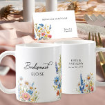 Taza De Café Regalo de Boda de la dama de honor silvestre<br><div class="desc">Boda de flores silvestres de campo para las damas de honor, con coloridos ramos de flores silvestres en tonos rosas, amarillos, azules y blancos. Flores rústicas, un elegante estilo y una paleta de colores multiestacionales se combinan, lo que le confiere un encanto sin esfuerzo. El tapiz de los colores de...</div>