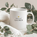 Taza De Café Regalo de la dama de honor del corazón de oro mode<br><div class="desc">tazas de café de diseño personalizado con diseño de dama de honor y caligrafía moderna clásica con diseño de corazón dorado.</div>
