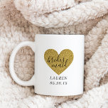 Taza De Café Regalo de la dama de honor personalizada del coraz<br><div class="desc">regalo de tazas para café diseñado por personalizados con caligrafía moderna a mano en un elegante corazón purpurina dorado. Personalice con el nombre y la fecha de su dama de honor.</div>