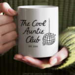 Taza De Café Regalo de la hermana de la tía de Guay dibujado a<br><div class="desc">Presentamos la Guay Auntie Club mug - ¡tu manera perfecta de compartir la emocionante noticia de tu embarazo con tu hermana, mejor amiga o cuñada! Esta encantadora y única taza, personalizada con su nombre y el año, hace que una revelación inolvidable. Imaginen el aspecto de sorpresa y deleite mientras desenvuelven...</div>
