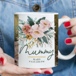 Taza De Café regalo de momia 2 foto color de agua rosa giratori<br><div class="desc">regalo de momia 2 diseño de tapografía de escritura floral de color rosa giratorio color de la foto. regalo perfecto para Día de la Madre,  cumpleaños,  navidades, </div>