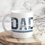 Taza De Café Regalo del Día del Padre "DAD El Hombre Puede Leer<br><div class="desc">Celebra la leyenda con este atrevido y clásico "DAD - El hombre. El Mito. La leyenda." taza de café — ¡el regalo perfecto para el Día del Padre! Con una tipografía fuerte y un diseño atemporal, esta taza es un recordatorio diario de lo impresionante que es mi papá de verdad....</div>