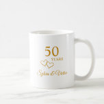 Taza De Café Regalo Elegante Moderno Personalizado para 50 Aniv<br><div class="desc">Personaliza esta elegante y elegante taza conmemorativa del 50 aniversario de bodas agregando los nombres de la pareja. Sería un regalo de aniversario muy apreciado. Mi diseñador original entrelazó corazones que acentúan la moderna tipografía "50 años" en falso oro. Personaliza la tipografía dorada para una taza de café conmemorativa de...</div>