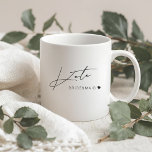 Taza De Café Regalo Minimalista moderno para la dama de honor<br><div class="desc">peluca de regalo diseñada por personalizados que presenta un diseño moderno en blanco y negro con el nombre del guión de la mano personalizado.</div>