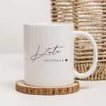 Taza De Café Regalo Minimalista moderno para la dama de honor<br><div class="desc">peluca de regalo diseñada por personalizados que presenta un diseño moderno en blanco y negro con el nombre del guión de la mano personalizado.</div>