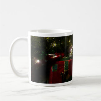 Taza De Café Regalos bajo el feriado de los Navidades de árbol
