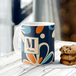 Taza De Café Regalos de margarita verde azulada monograma retro<br><div class="desc">Monograma retro mediados de siglo 70 verde azulado maría azul maría vintage estilo retro moderno nombre personalizado café taza dama regalos de novias fiesta de favores</div>