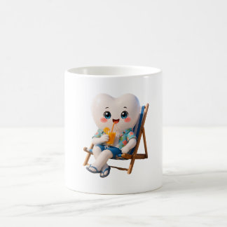 Taza de café relajada con diente lindo en la playa