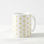 Taza De Café Relieve metalizado dorado simple de Menorah<br><div class="desc">Minimalista Relieve metalizado Menorah Gold Faux. Podemos leer sobre la Menora en el capítulo 25 del Éxodo 31, donde dice; y harás un candelabro de oro puro; de obra batida se hará el candelabro. Su eje, y sus ramas, sus tazones, sus mechas y sus flores serán iguales. Este diseño moderno...</div>