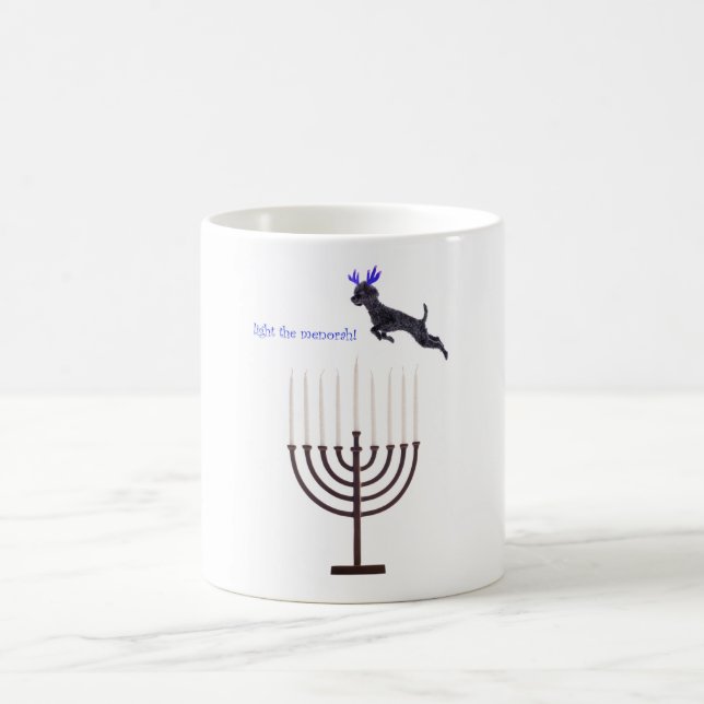 Taza De Café Reno negro del perro de caniche de Jánuca Menorah (Centro)