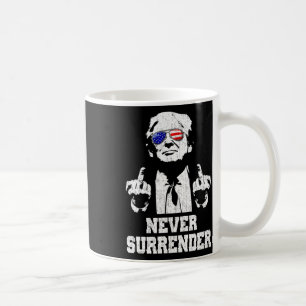 Taza De Café Renunciar al presidente Donald Trump en el dedo me