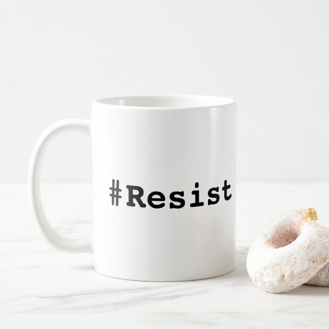 Taza De Café #Resist (resiste), negrita texto negro sobre la ta (Con donut)