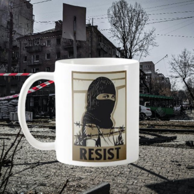 Taza De Café Resistir a la mujer en la máscara de esquí (Subido por el creador)