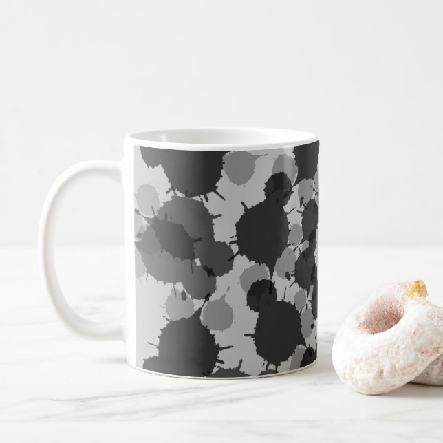 Taza De Café Resumen del diseño de flores negras y grises (Con donut)