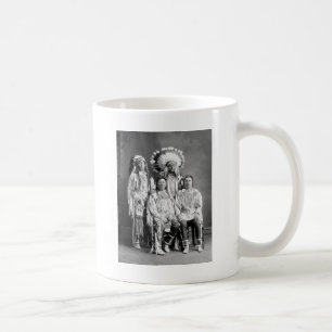 Taza De Café Retrato indio del grupo del cuervo, 1900s