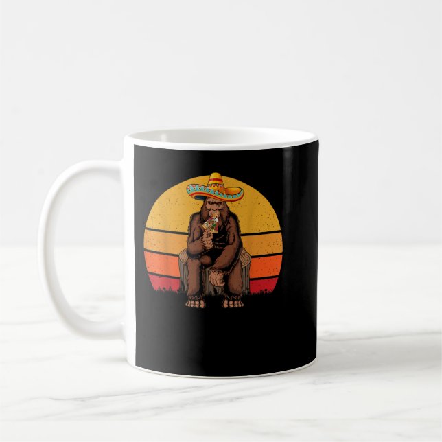 Taza De Café Retro Bigfoot Holding Pizza Mexican Sasquatch Cinc (Izquierda)