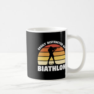 Taza De Café Retro Fácilmente Distraído Por Biatleta De Biatlón