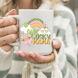 Taza De Café Retro Groovy Una Mamá Afortunada Día de San Patric