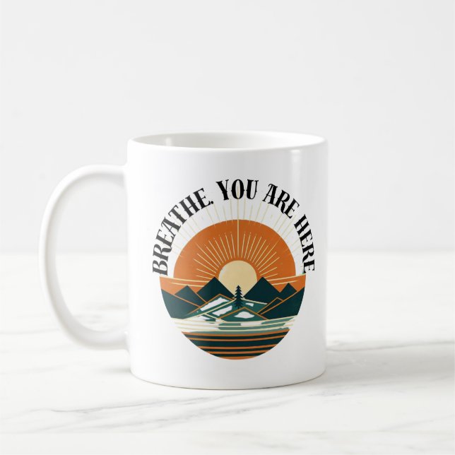 Taza De Café Retro mountain design with rising sun – Minimalist (Izquierda)