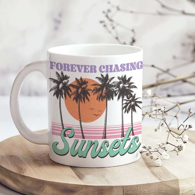 Taza De Café Retro "Persiguiendo siempre atardeceres" (Retro "Forever Chasing Sunsets" Coffee Mug on a boho wooden kitchen table.)