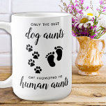 Taza De Café Revelación De La Tía De Perro Promovida Al Embaraz<br><div class="desc">¡Solamente las mejores tías de perro son promocionadas de las tías de perro a la tía humana! Sorprenda a su tía de perro de su embarazo con esta muy linda taza de invitación de embarazo de perro. Personaliza con el apellido del bebé y tu mes/fecha 20xx. Este bebé de gestación...</div>