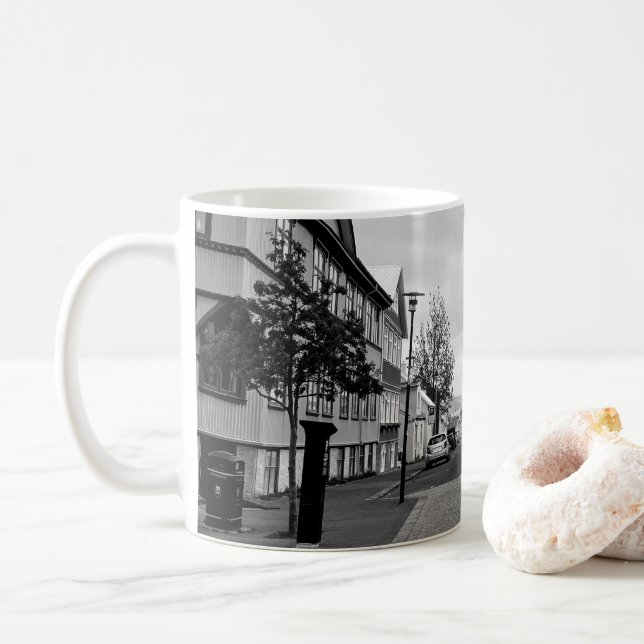 Taza De Café Reykjavik Islandia Street Scene Black and White (Con donut)