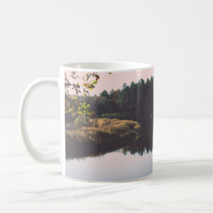 Taza De Café Río de color otoñal en el país con árboles 