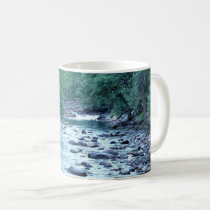 Taza De Café Río Merced junto a Happy Isles, Yosemite, CA