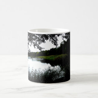 Taza De Café Riverside con árboles y foto de junco