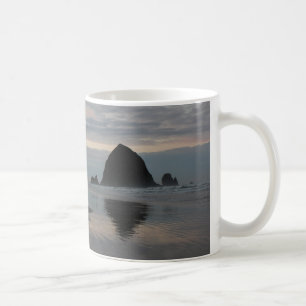 Taza De Café Roca del Haystack en la playa del cañón
