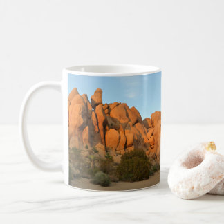 Taza De Café Rocas al atardecer en el árbol de Joshua