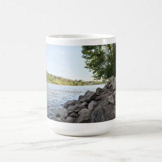 Taza De Café Rocky Riverbank with Trees — Scenic Nature Mug
