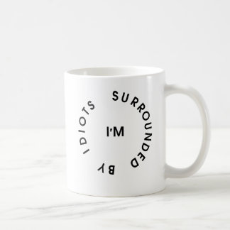 Taza De Café Rodeado por los idiotas