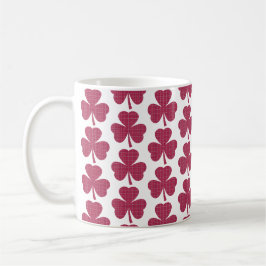 Taza de café roja de cuadros con forma de trébol