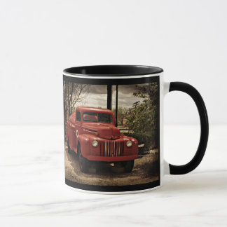 Taza de café roja vieja del Firetruck
