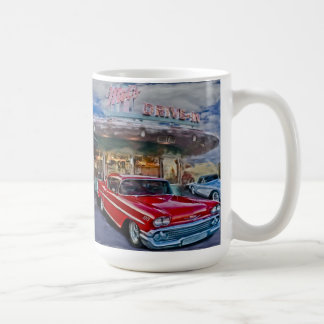 Taza De Café rojo 58 chevy en el autocinema