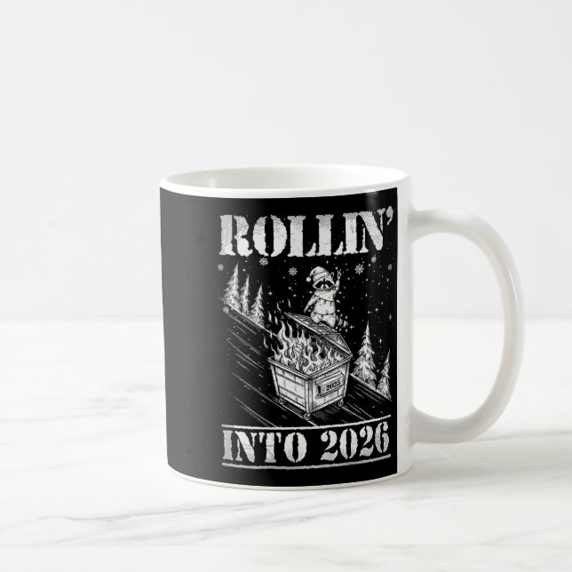 Taza De Café Rollin' Into 2026 Funny Raccoon Dumpster Fire Art  (Derecha)