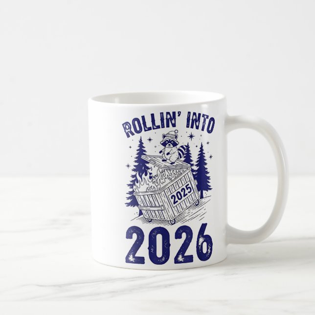 Taza De Café Rollin Into 2026 Raccoon Funny Dumpster Fire 2025  (Derecha)