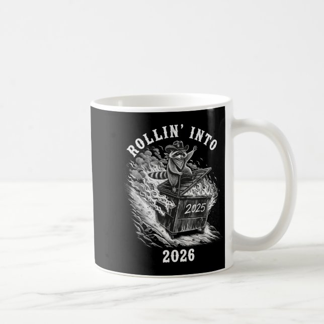 Taza De Café Rollin Into 2026 Raccoon Funny Dumpster Fire 2025  (Derecha)