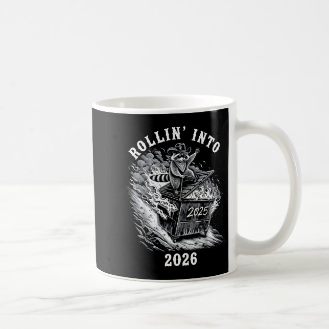 Taza De Café Rollin Into 2026 Raccoon Funny Dumpster Fire 2025  (Derecha)