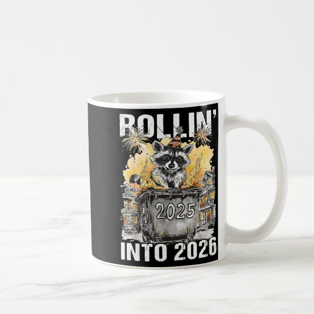 Taza De Café Rolling Into 2026 Trash Racoon Funny New Years Eve (Derecha)