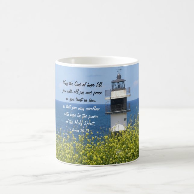 Taza De Café Romanos 15:13 Dios de esperanza, faro (Centro)