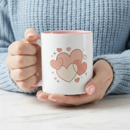 Taza de café romántica con regalo de corazones