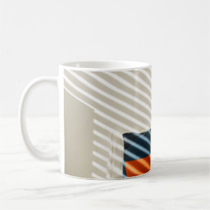 Taza De Café Ropa negra y mecha blanca sobre cama blanca