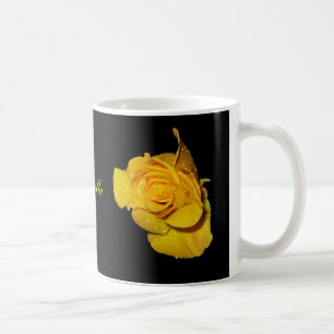 Taza De Café Rosa amarilla con gotas frescas