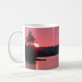Taza De Café Rosa bermellón de la puesta del sol del lago subió