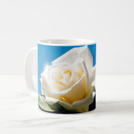 Taza De Café Rosa blanca bajo cielo azul