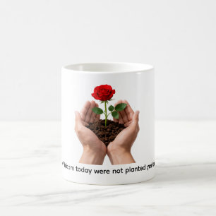 Taza De Café Rosa Inspiradora en Manos Cuidadosas