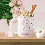 Taza De Café Rosa | Nombre del patrón de color de agua malva<br><div class="desc">Ideal para celebrar El día de San Valentín o cualquier día que sólo quieras mostrar amor a tu persona favorita,  este diseño de patrones de color rosa y malva en corazones blancos seguro traerá una sonrisa a cualquiera que la reciba.</div>